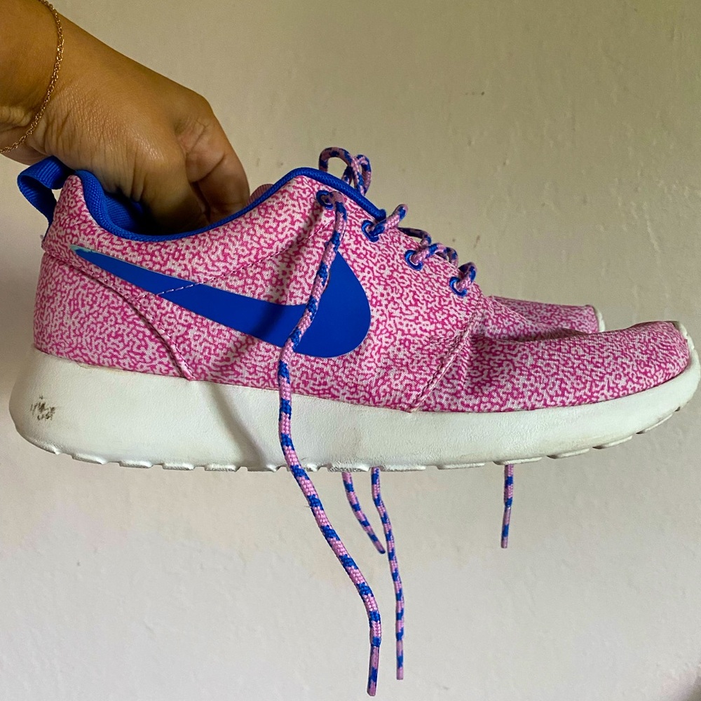 RARE 🔥 Nike Rosherun print pink blue polka dot trainers